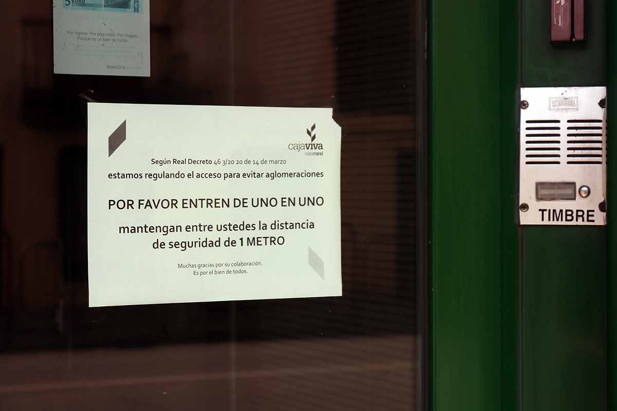 Cartel a la entrada de una sucursal bancaria en Salas de los Infantes.