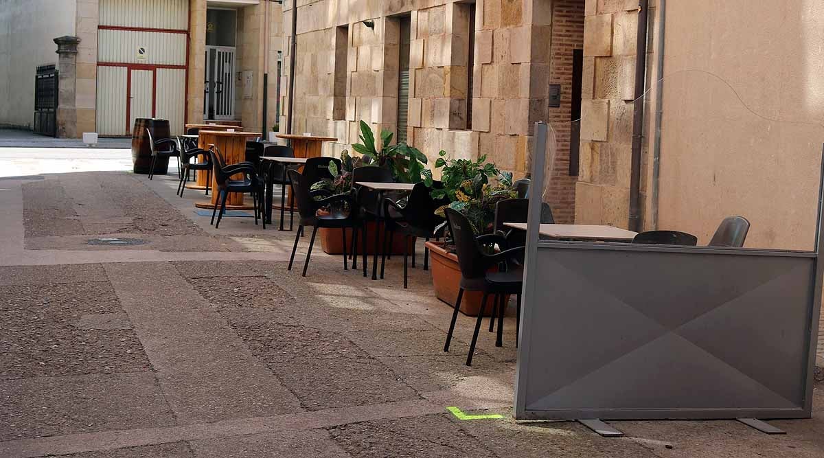 Terraza con marcas en el suelo que delimitan el espacio en Salas de los Infantes.