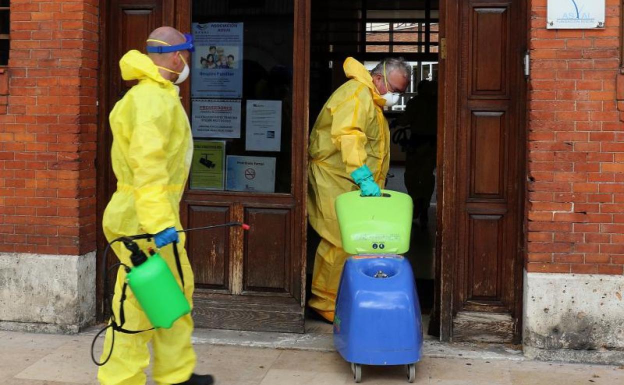 Labores de desinfección de la UME en la residencia Nuestra Señora del Carmen de Valladolid.