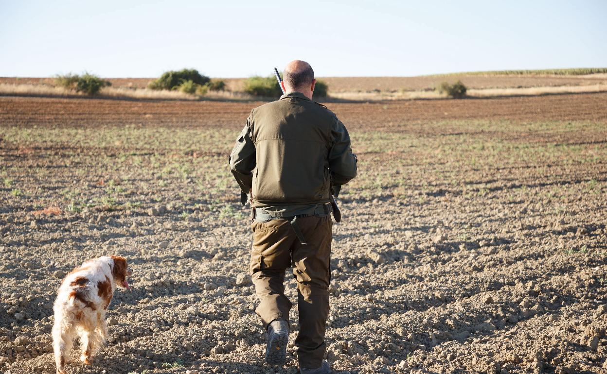 Un cazador con su perro.