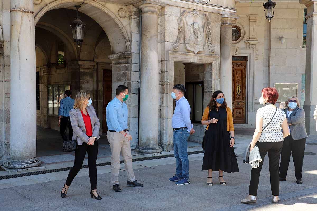 Fotos: Las Instituciones se suman al homenaje por los fallecidos por la covid-19