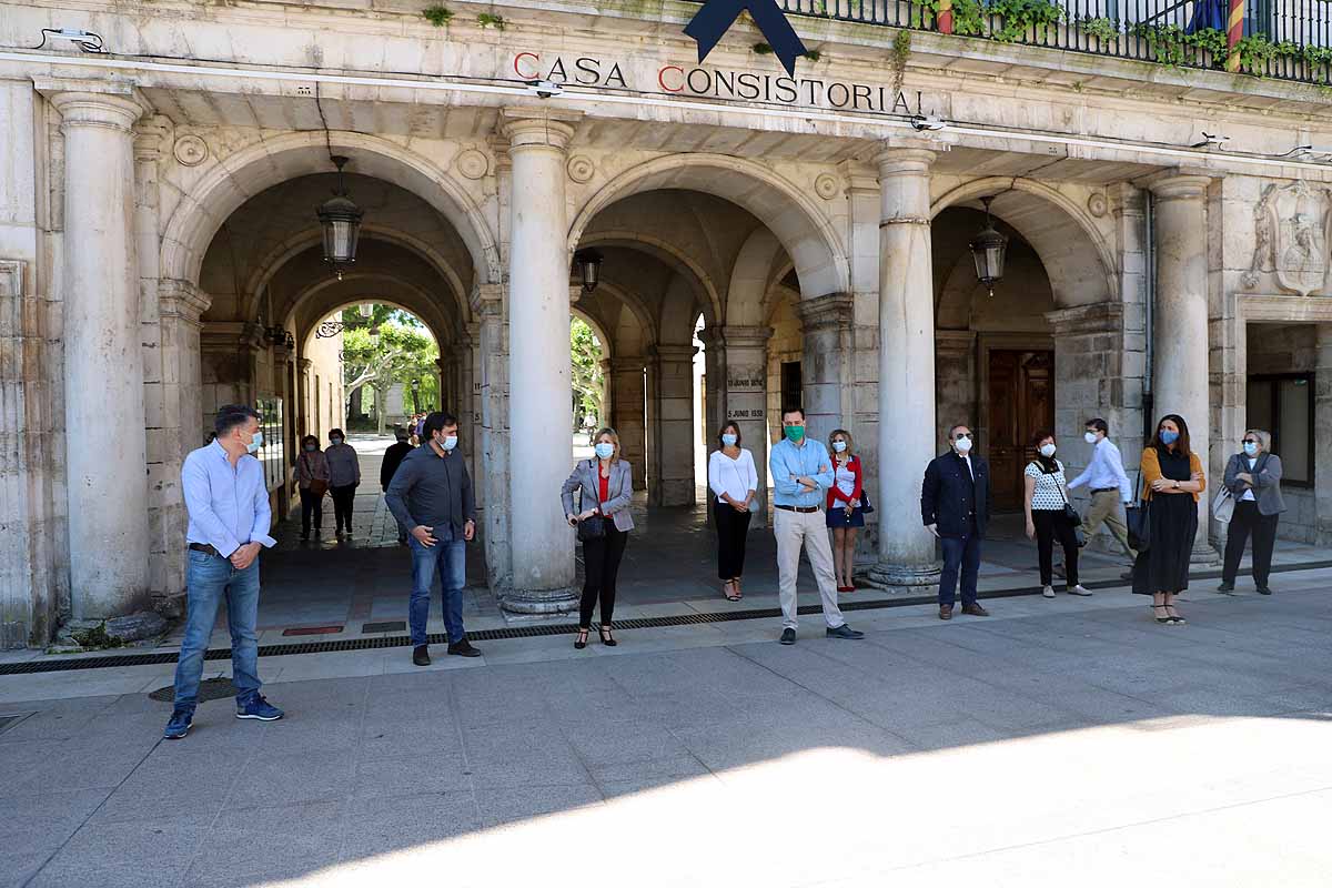 Fotos: Las Instituciones se suman al homenaje por los fallecidos por la covid-19