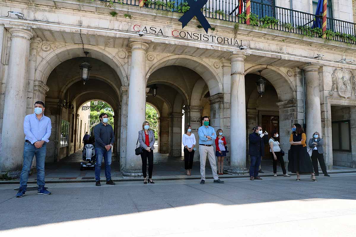 Fotos: Las Instituciones se suman al homenaje por los fallecidos por la covid-19