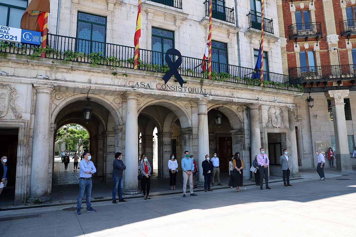 Fotos: Las Instituciones se suman al homenaje por los fallecidos por la covid-19