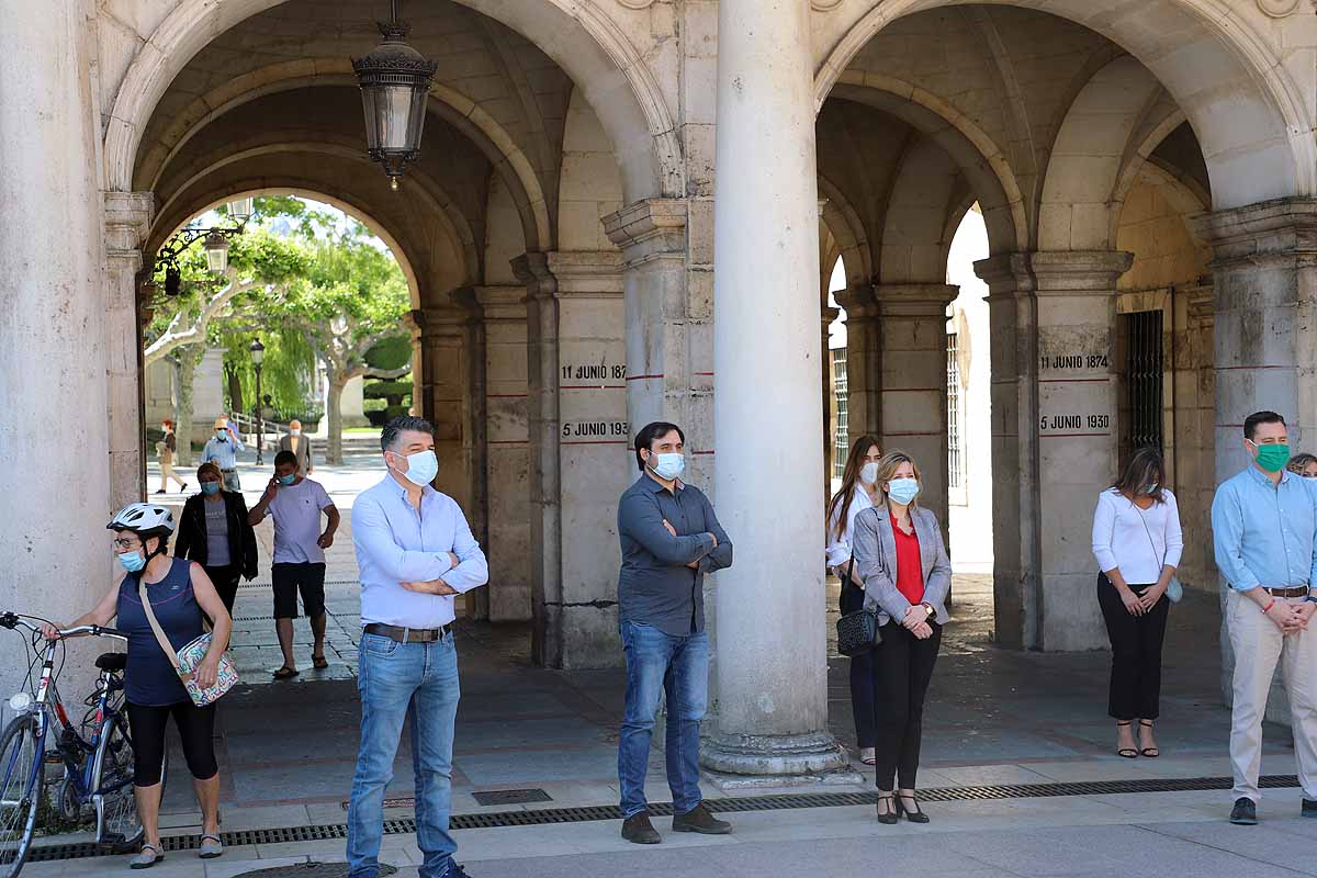 Fotos: Las Instituciones se suman al homenaje por los fallecidos por la covid-19