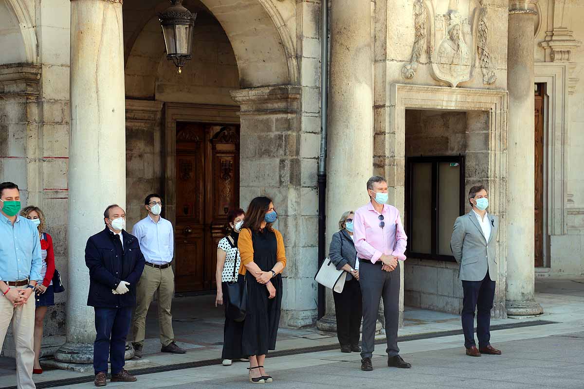 Fotos: Las Instituciones se suman al homenaje por los fallecidos por la covid-19