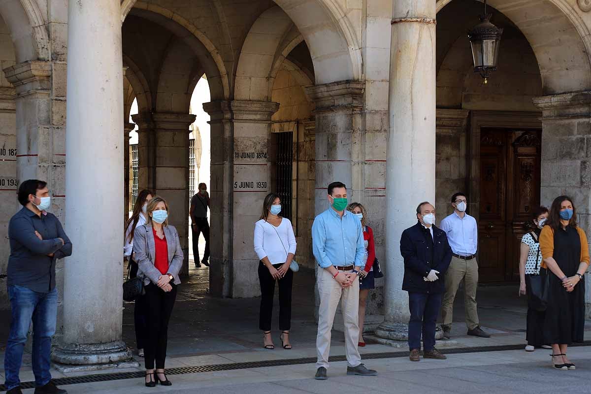 Fotos: Las Instituciones se suman al homenaje por los fallecidos por la covid-19