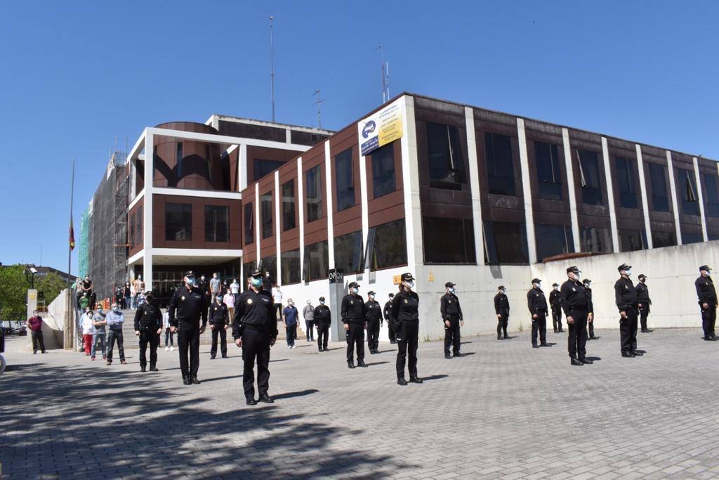 Fotos: Las Instituciones se suman al homenaje por los fallecidos por la covid-19