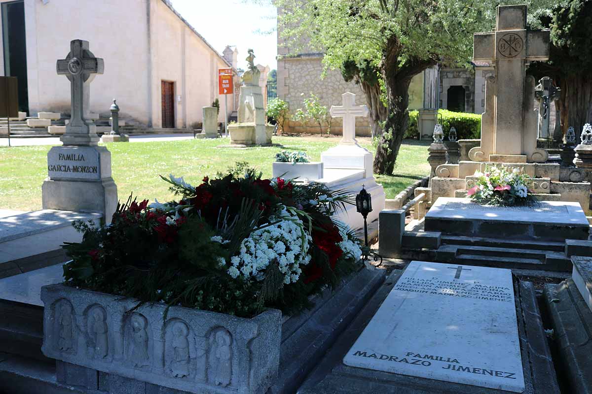 Las flores y los sentimientos regresan al cementerio San José de Burgos. 