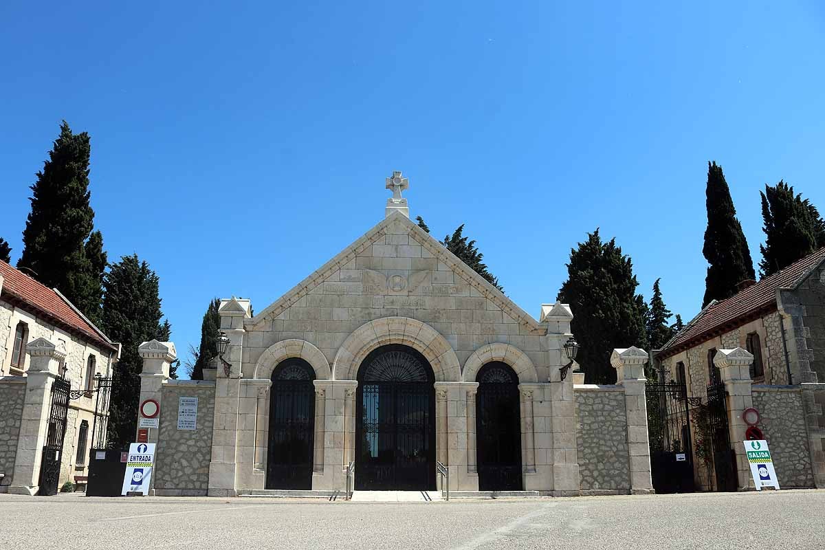 Las flores y los sentimientos regresan al cementerio San José de Burgos. 