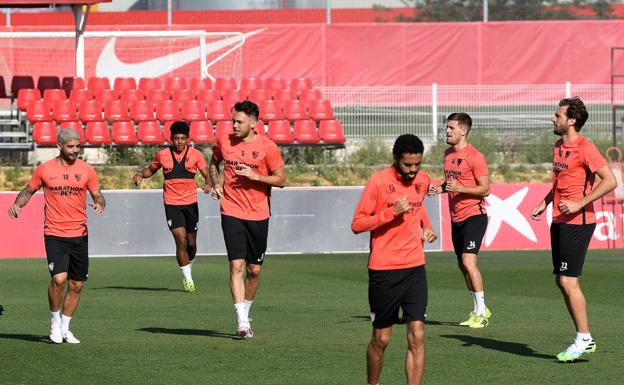 Los futbolistas del Sevilla, durante el entrenamiento de este miércoles. 