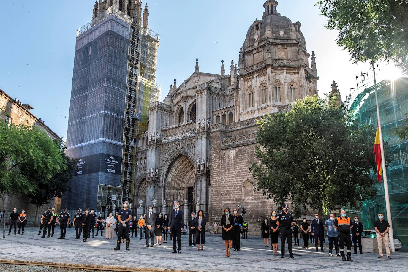 Toledo inicia hoy el luto por las víctimas de la Covid-19 con la colocación de banderas a media asta en la plaza del Ayuntamiento con la presencia de la alcaldesa, Milagros Tolón y miembros de Policía, Bomberos y Protección Civil.