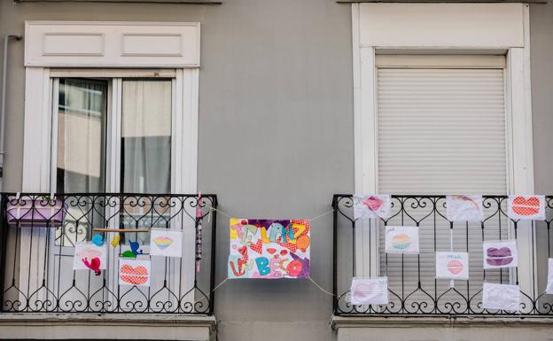 Dos balcones con decoración. 