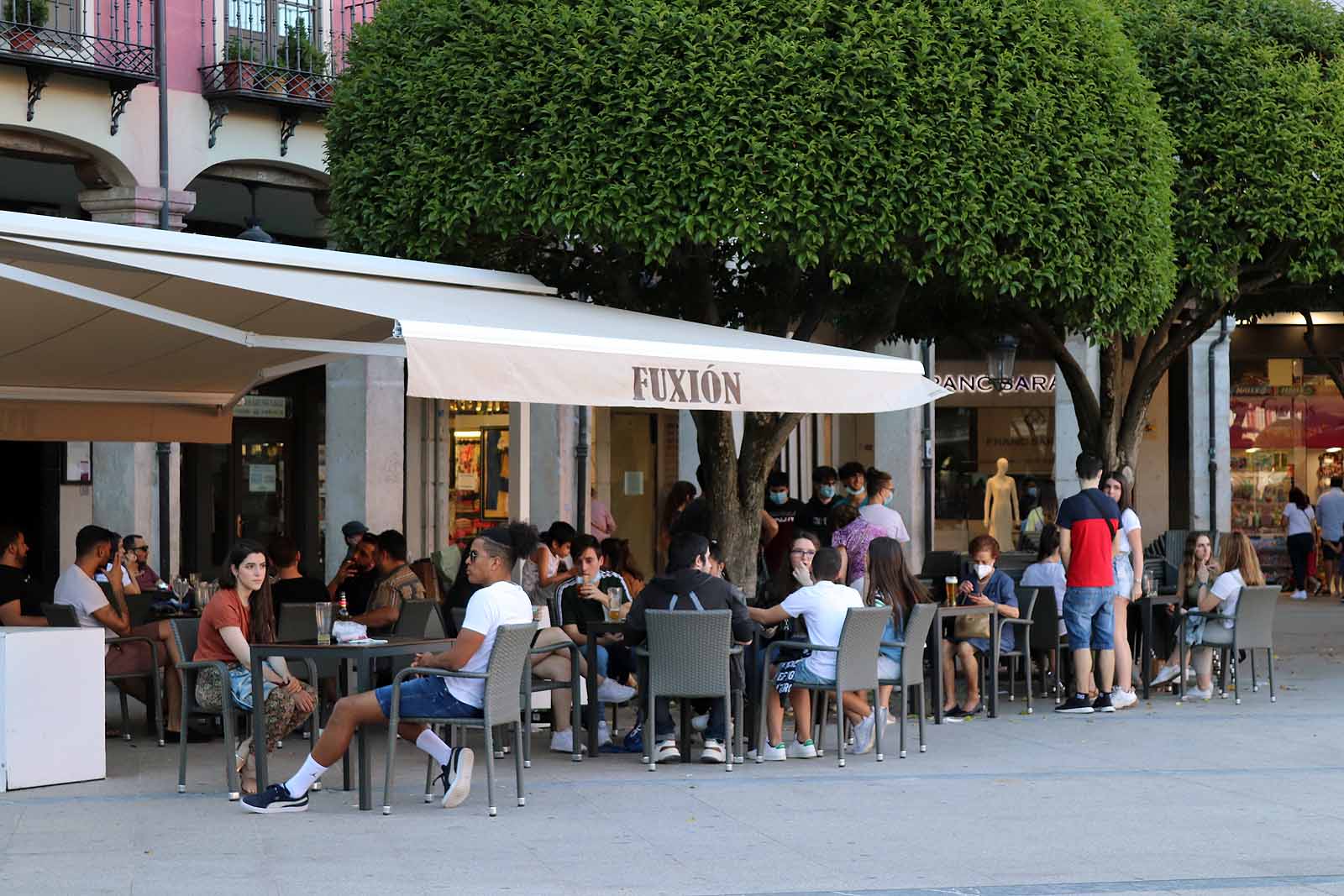 Fotos: El buen tiempo anima a los burgaleses a disfrutar de la calle