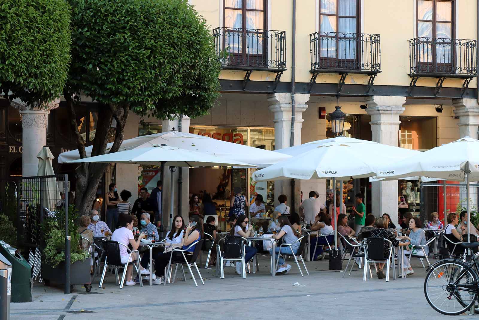 Fotos: El buen tiempo anima a los burgaleses a disfrutar de la calle