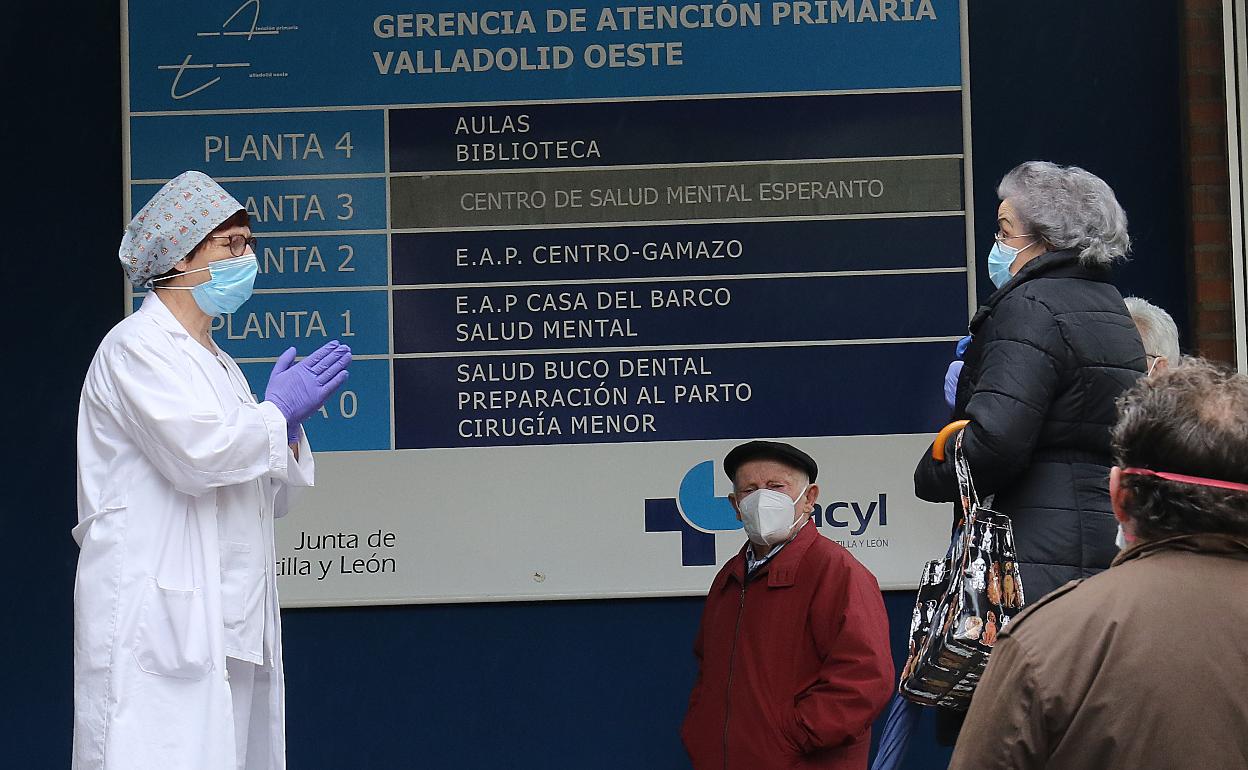 Pacientes esperando turno en el centro de salud de Casa del Barco-Gamazo