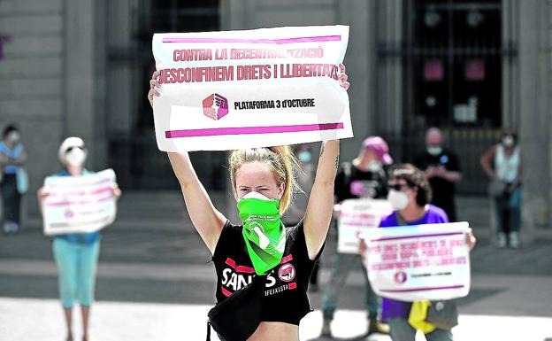 Imagen principal - Movilización secesionista el pasado fin de semana en Barcelona contra el confinamiento y la recentralización. | El Govern, con Quim Torra al frente, el pasado miércoles durante el minuto de silencio. | El Ejército, en labores de desinfección en Badalona. 