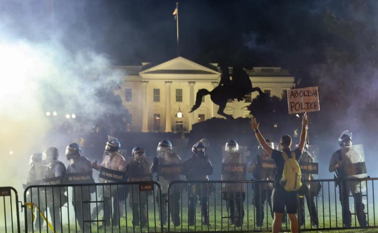 Un grupo de policías contiene a los manifestantes frente a la Casa Blanca. 