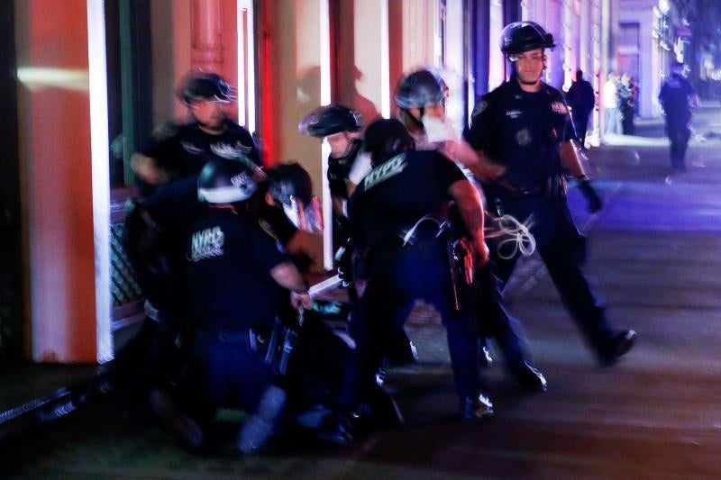 La policía realiza detenciones de manifestantes en Manhattan.