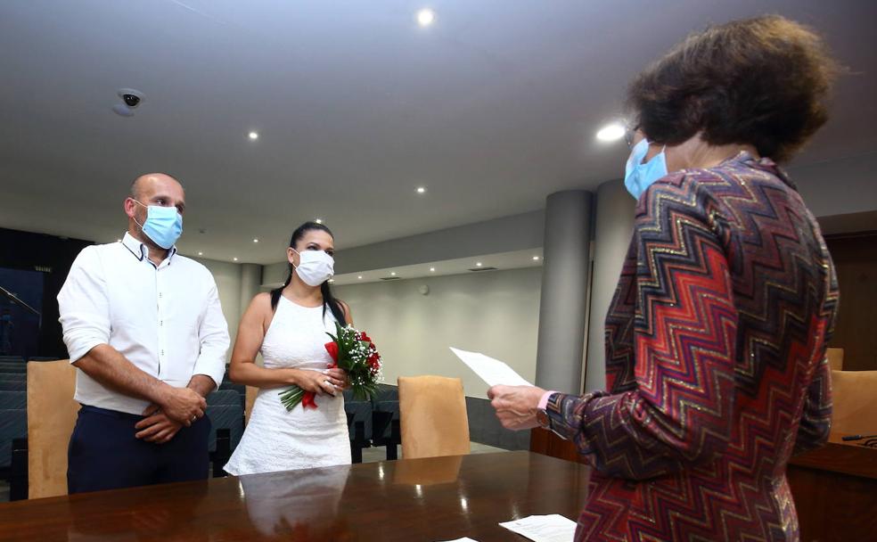 Alberto Rivera y Lourdes Gonzalez, este sábado durante su boda.