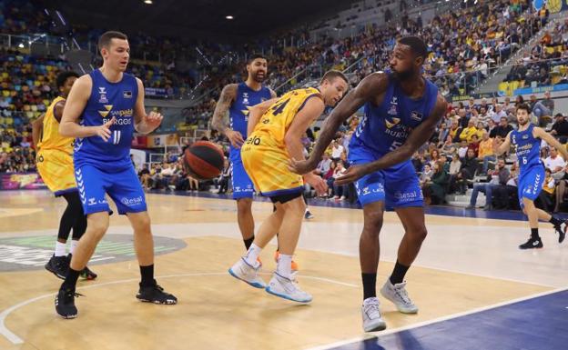 Un partido muy igualado con os últimos tres minutos mal gestionados y arbitrados les costaron la victoria a los azules 