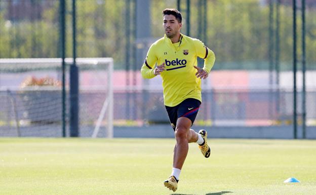 Luis Suárez, corriendo por la Ciudad Deportiva Joan Gamper. 