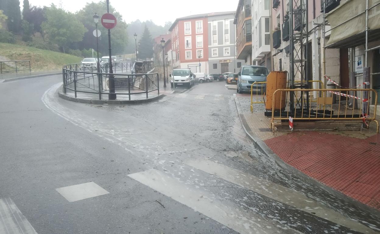 Una tremenda tormenta anegó el miércoles las calles de la capital. 