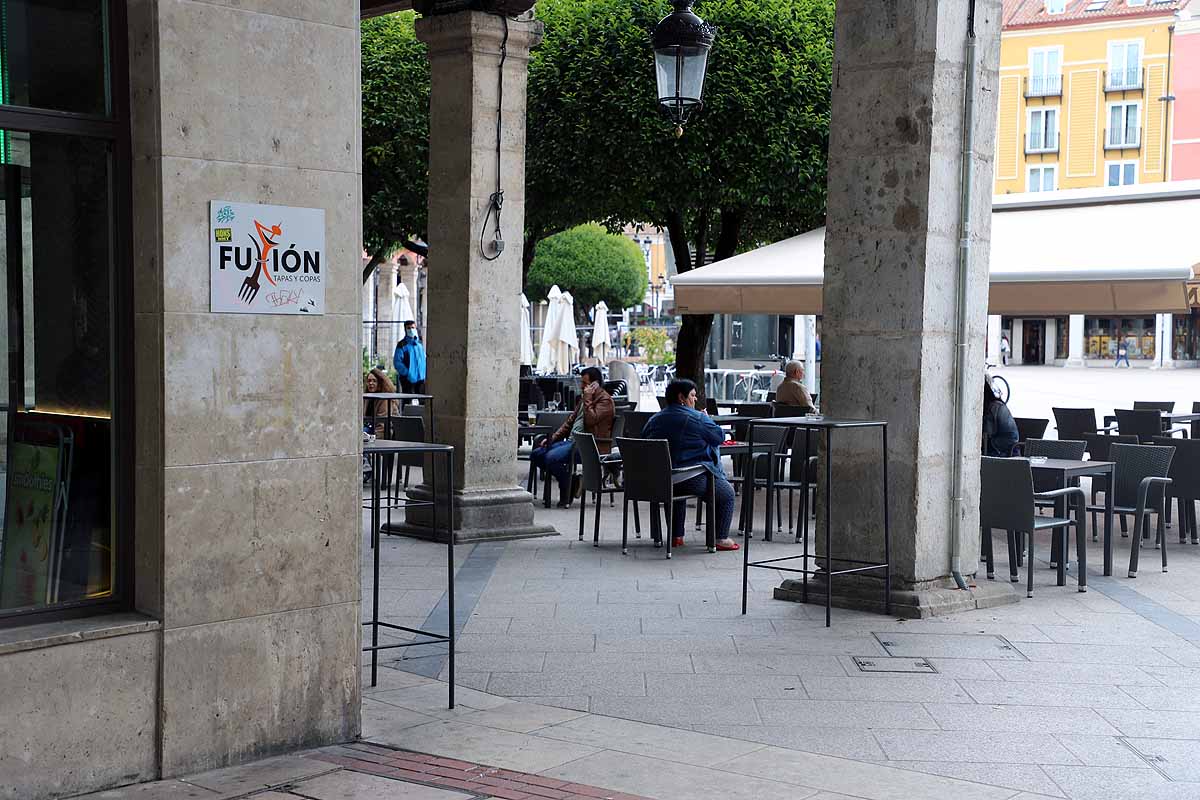 La llegada de Burgos a la fase 2 ha venido acompañada de un tiempo más desapacible para estar en una terraza pero los burgaleses han seguido optando por el exterior de los bares frente al interior. 