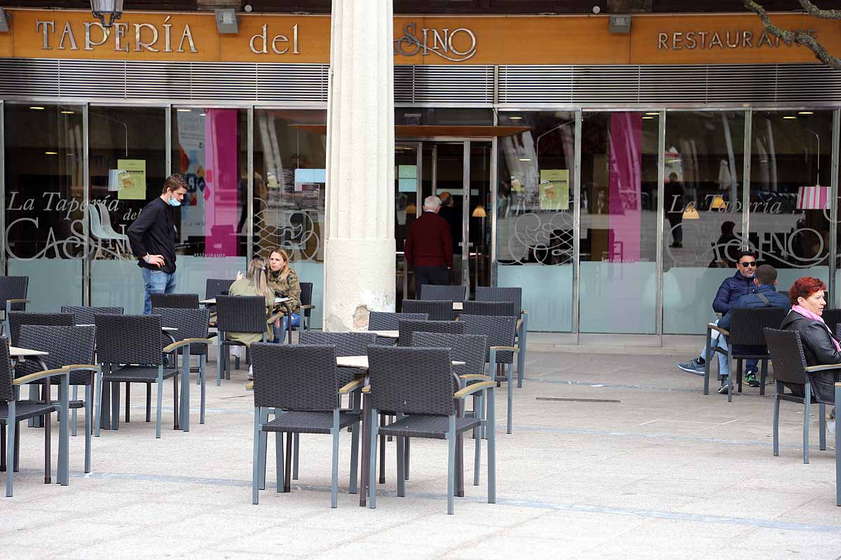 La llegada de Burgos a la fase 2 ha venido acompañada de un tiempo más desapacible para estar en una terraza pero los burgaleses han seguido optando por el exterior de los bares frente al interior. 