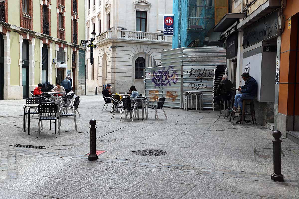 La llegada de Burgos a la fase 2 ha venido acompañada de un tiempo más desapacible para estar en una terraza pero los burgaleses han seguido optando por el exterior de los bares frente al interior. 