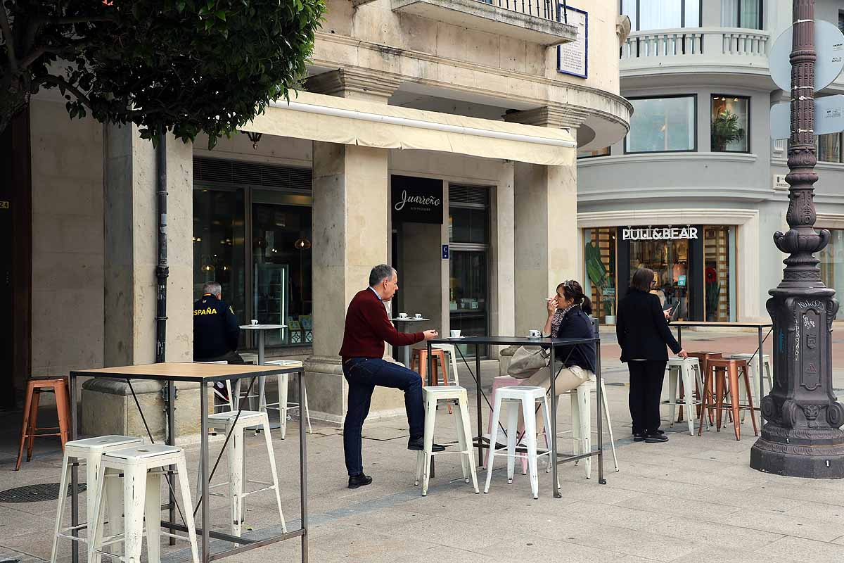 La llegada de Burgos a la fase 2 ha venido acompañada de un tiempo más desapacible para estar en una terraza pero los burgaleses han seguido optando por el exterior de los bares frente al interior. 