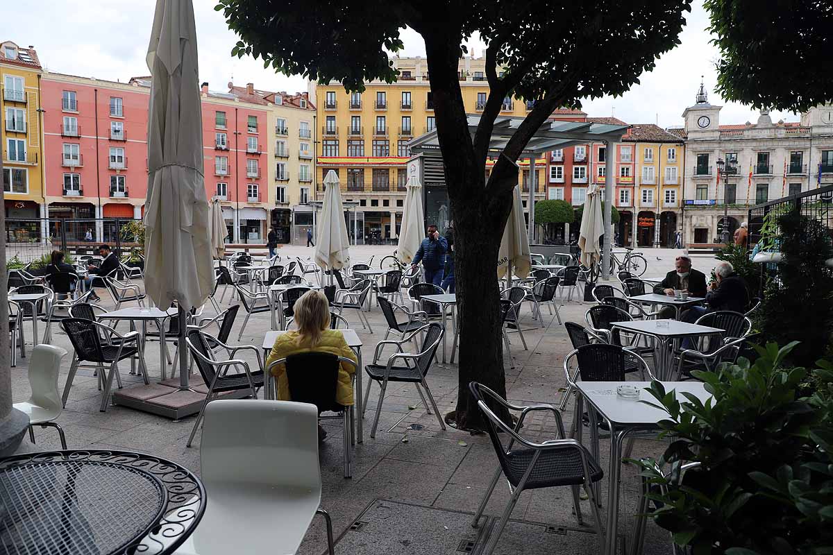 La llegada de Burgos a la fase 2 ha venido acompañada de un tiempo más desapacible para estar en una terraza pero los burgaleses han seguido optando por el exterior de los bares frente al interior. 