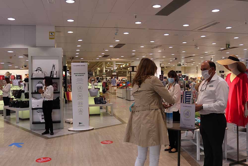 Fotos: Los centros comerciales de Burgos reabren con ilusión