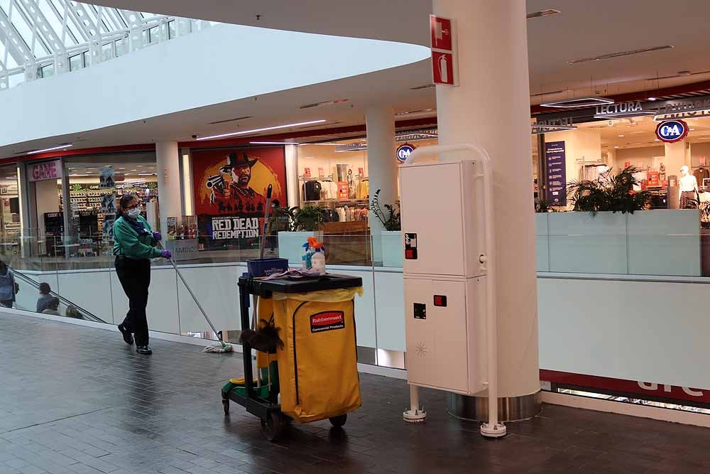 Fotos: Los centros comerciales de Burgos reabren con ilusión