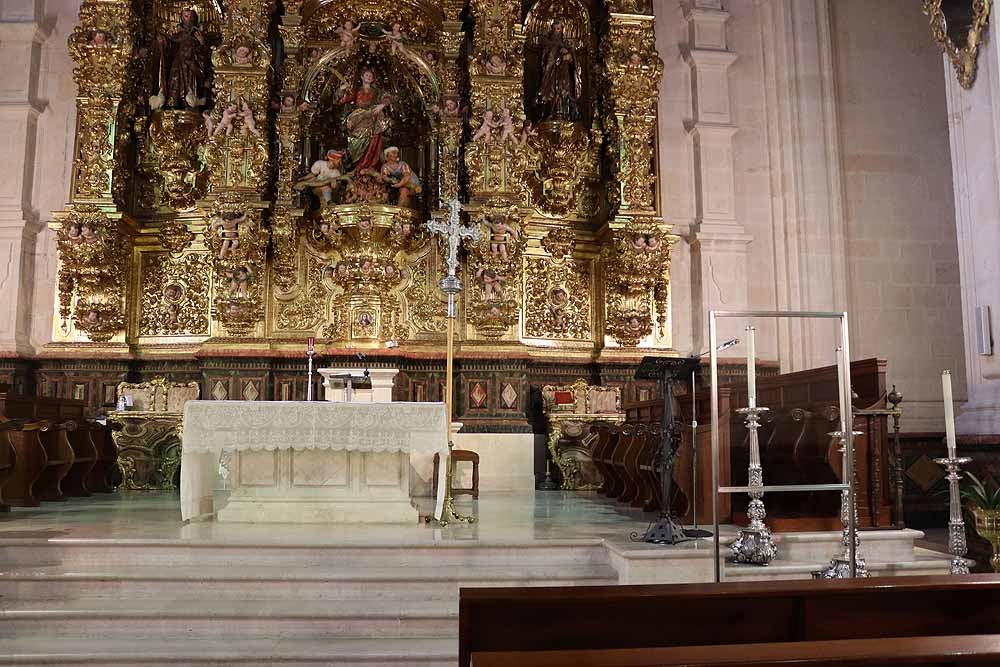 Fotos: La Catedral de Burgos se consagra al culto en exclusiva ante la covid-19