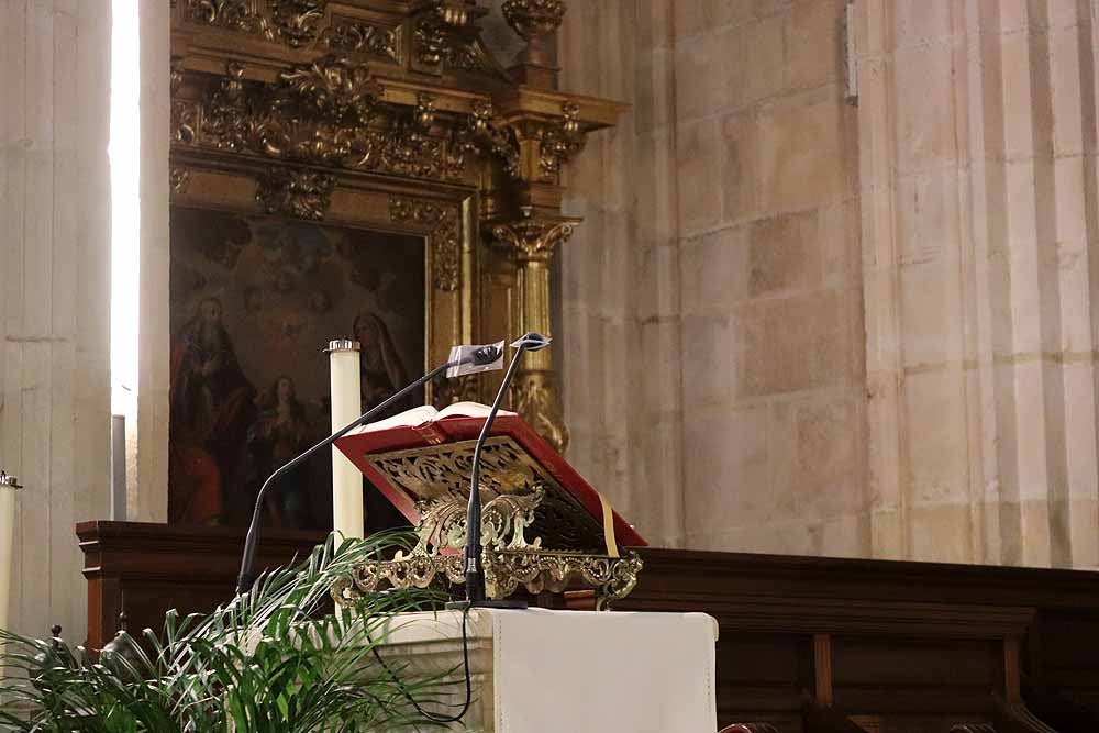 Fotos: La Catedral de Burgos se consagra al culto en exclusiva ante la covid-19