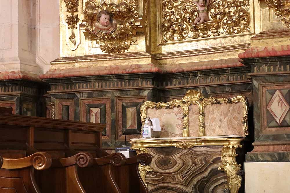 Fotos: La Catedral de Burgos se consagra al culto en exclusiva ante la covid-19