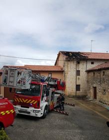 Imagen secundaria 2 - Incendio en una vivienda de Tobes y Rahedo por una chimenea mal aislada