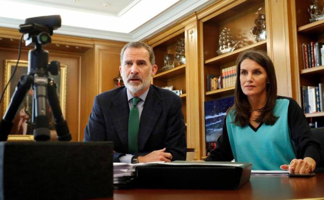 Felipe VI y Letizia, durante la videoconferencia qmantuvieron el 10 de junio con responsables de con el sector del Taxi.