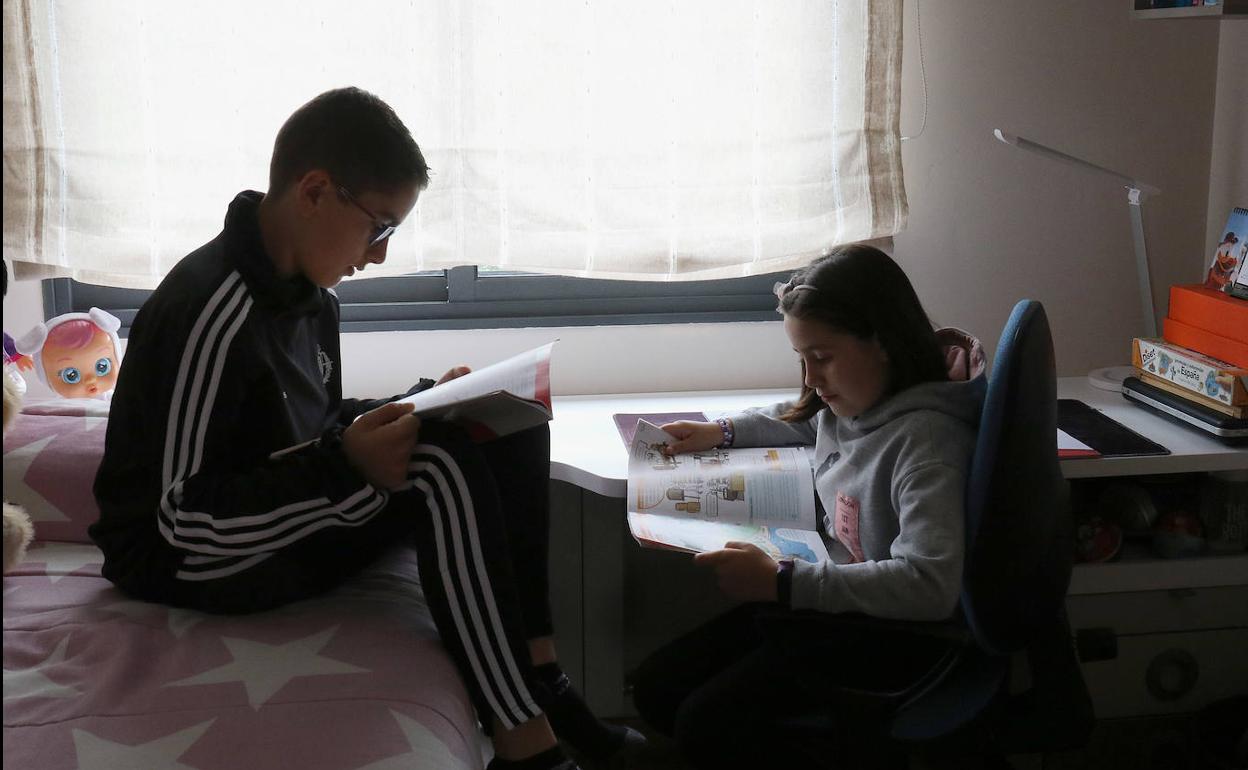 Rodrigo y Martina estudian en su habitación, en Arroyo de la Encomienda. 