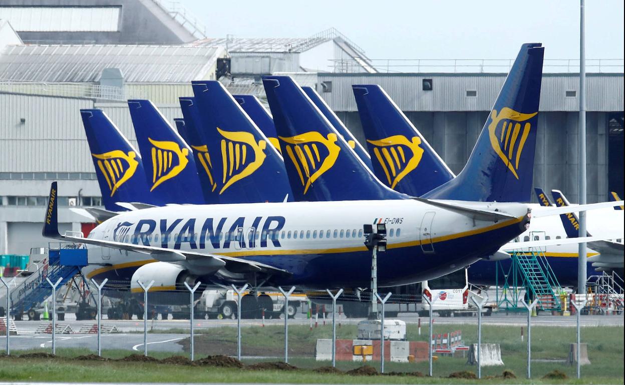 Aviones de la compañía Ryanair, parados en el aeropuerto de Dublín.