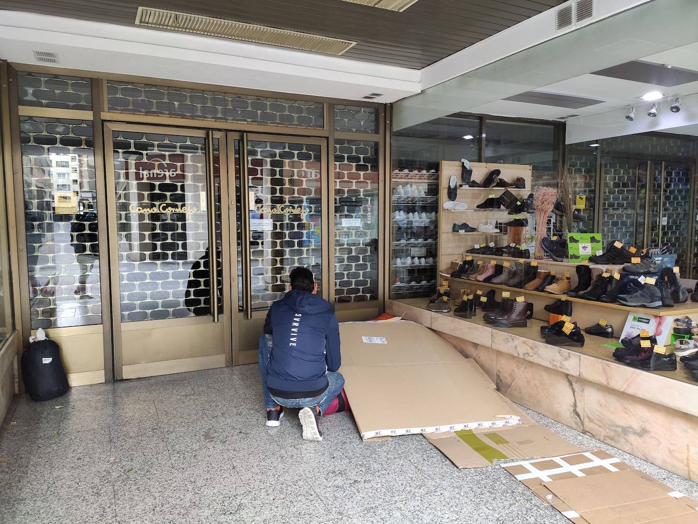 Un joven sin hogar, en las puertas de un comercio de Valladolid. 