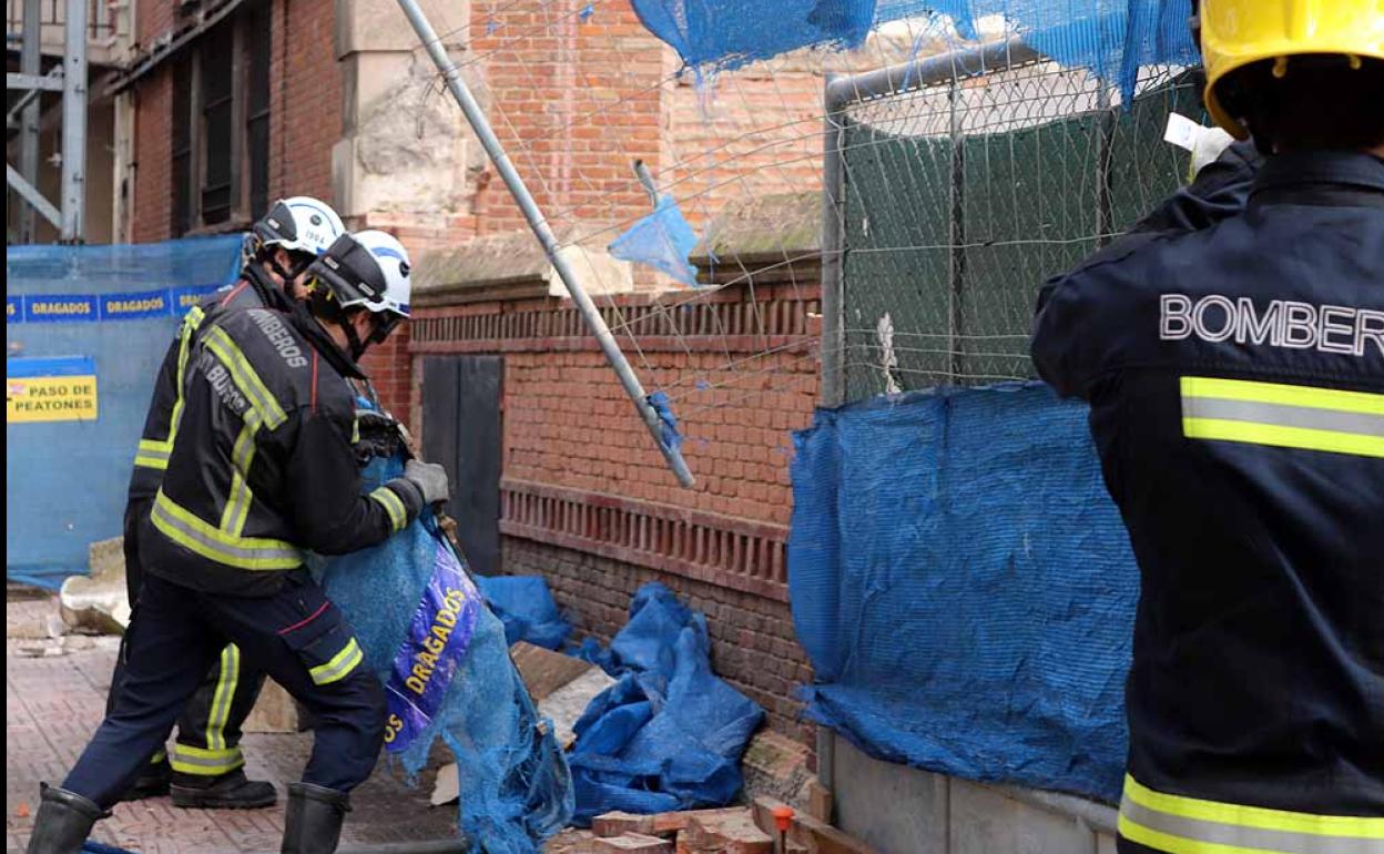 Imagen de los bomberos en la intervención de la caída de un muro en el antiguo Niño Jesús.