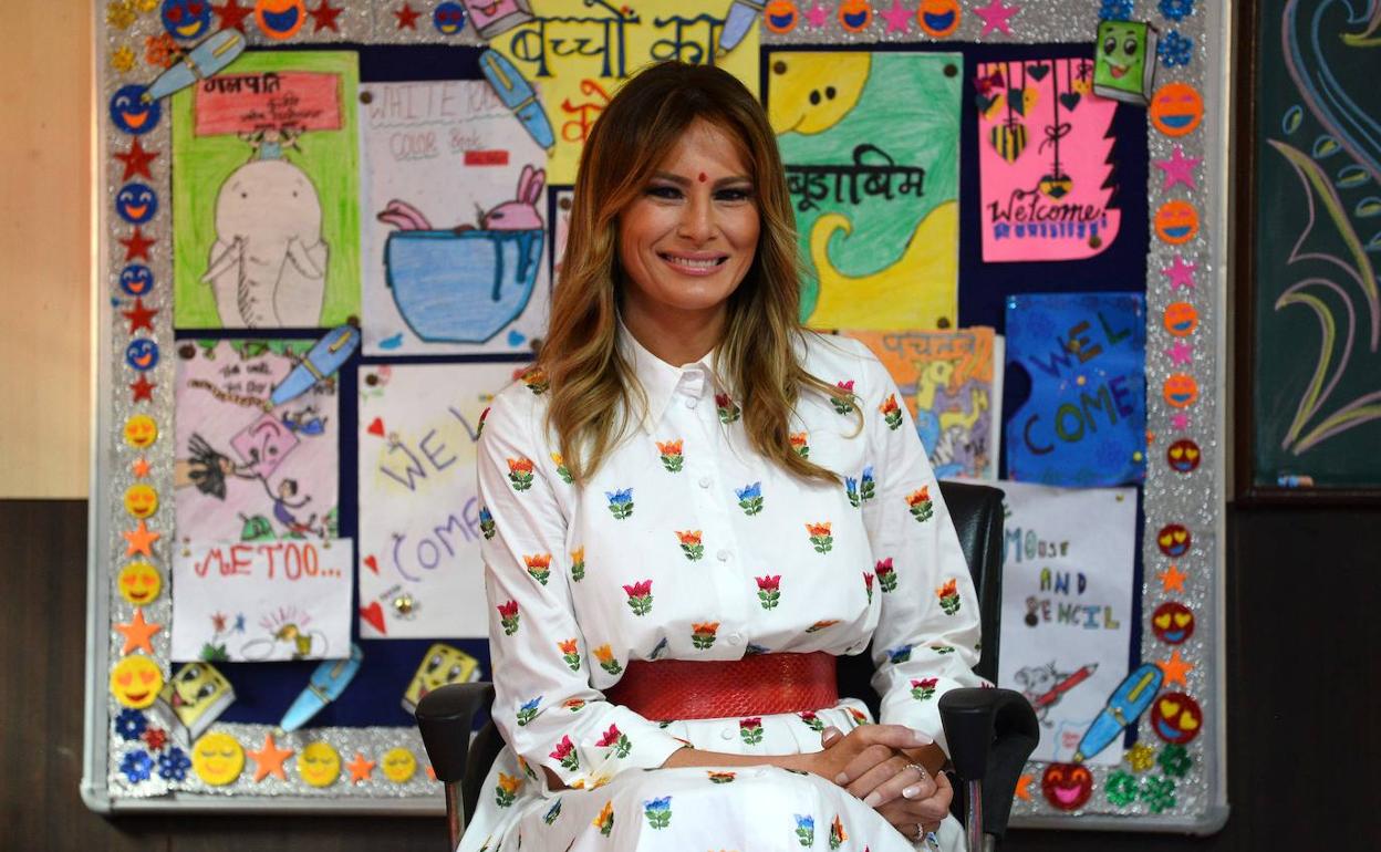 Melania Trump visita una escuela de Nueva Delhi.