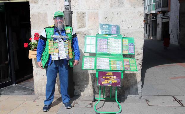 Miguel con su kiosco portátil espera a sus clientes