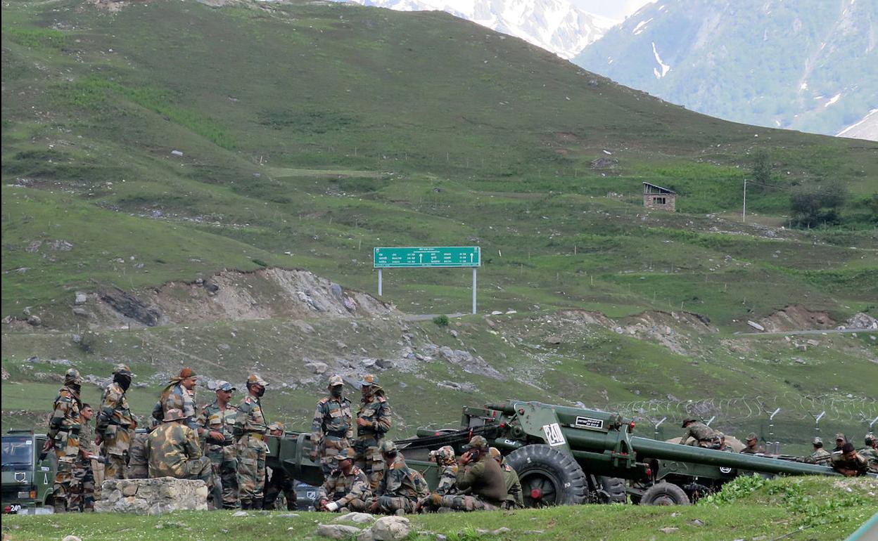 Soldados del Ejército indio descansan junto a armas de artillería en su camino hacia Ladakh. 