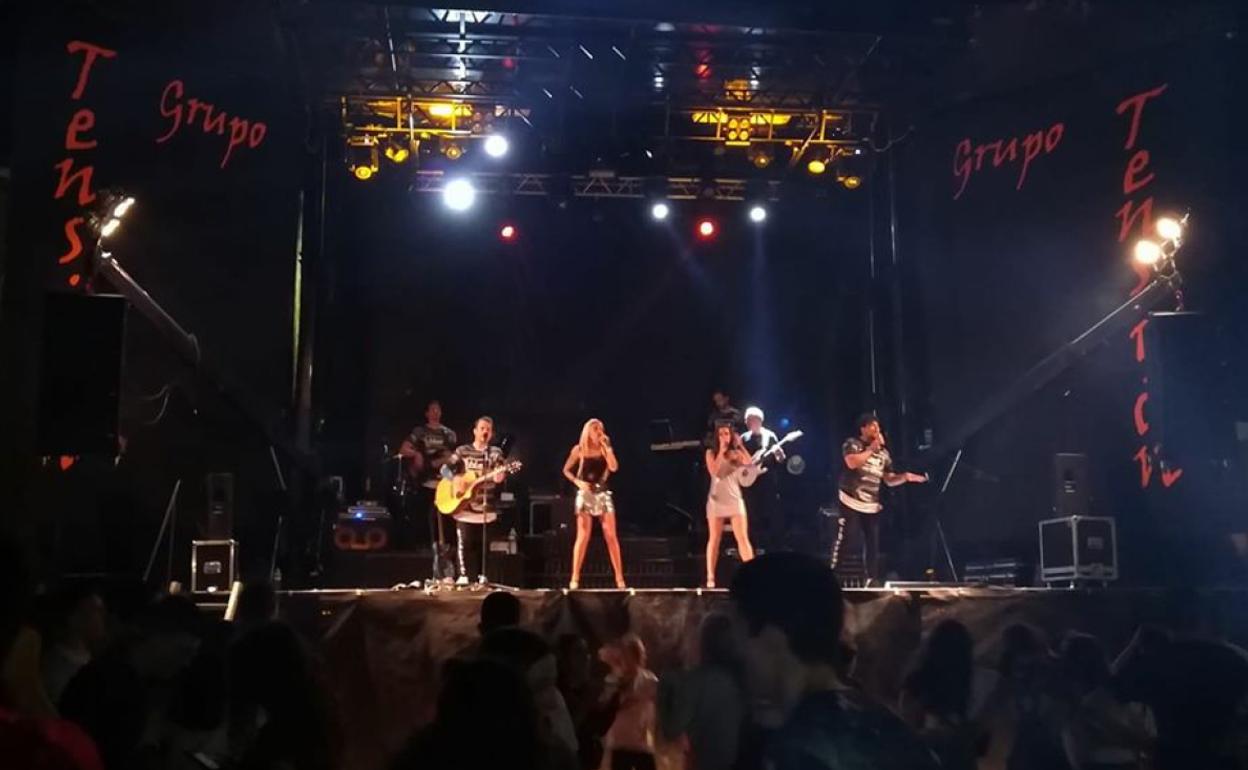 Imagen de una de las actuaciones de la orquesta burgalesa Grupo Tensión. 