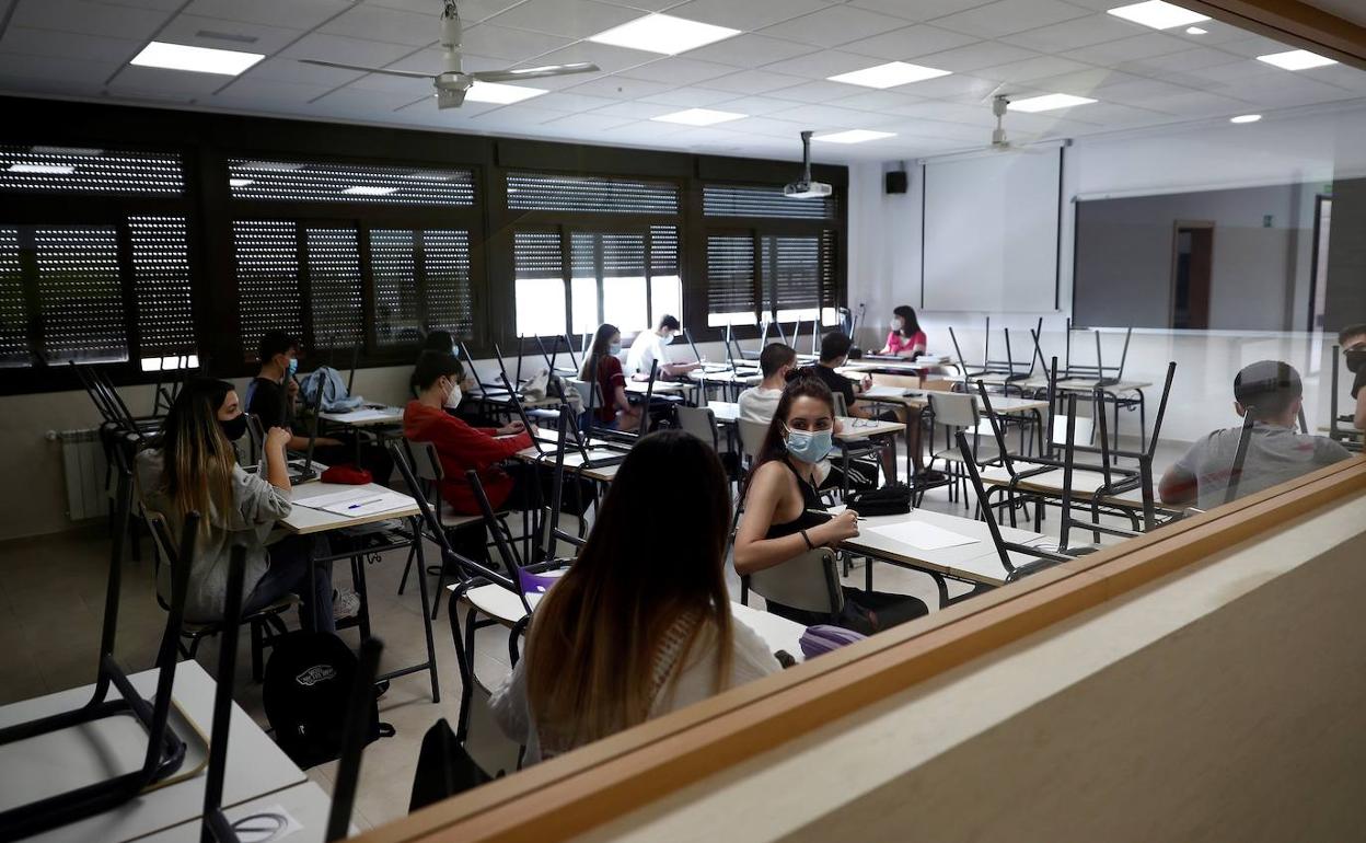 Varios estudiantes en un aula en el IES Simone Veil de Paracuellos del Jarama, en Madrid.