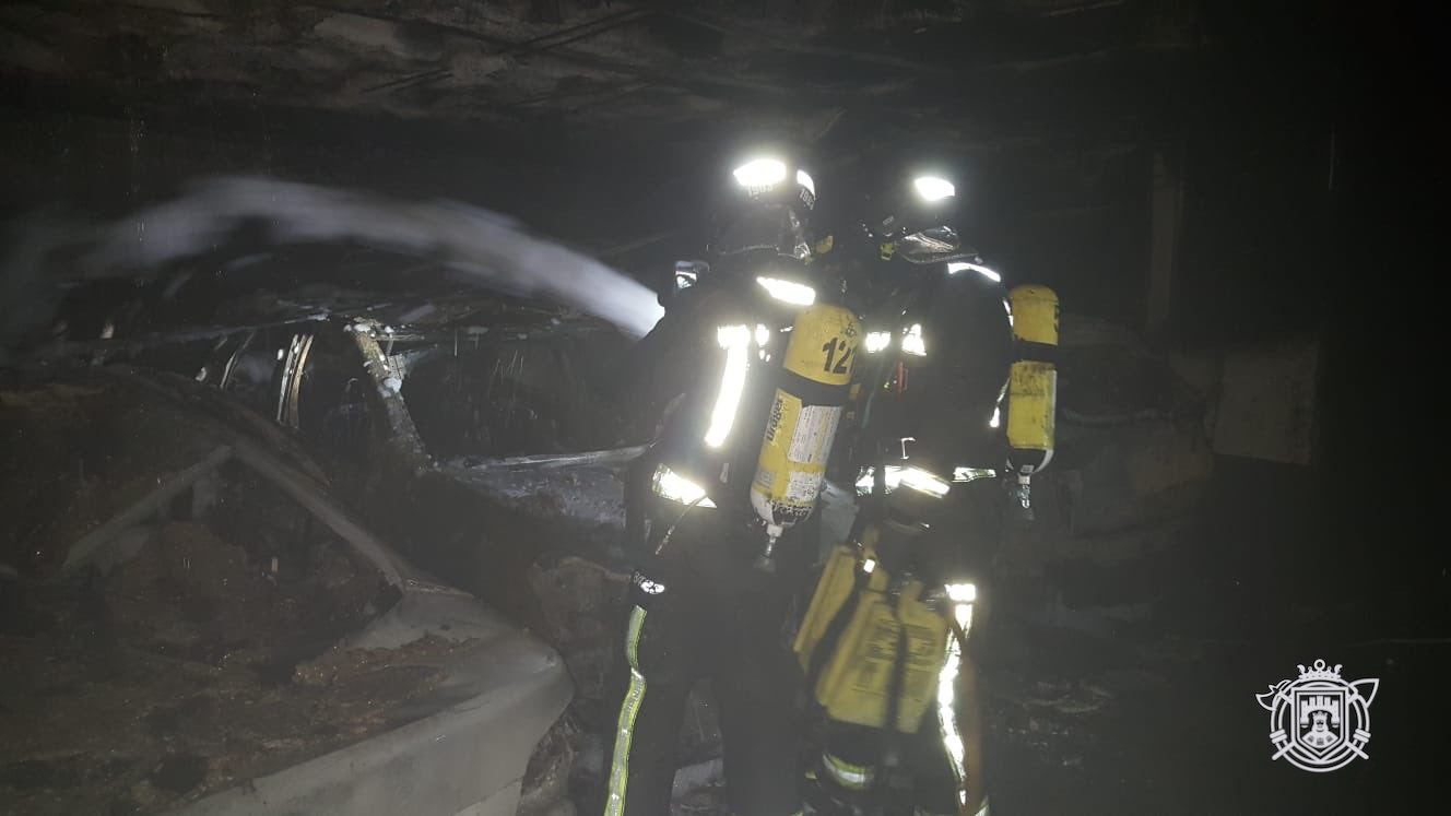 Bomberos de Burgos: «No recuerdo un incendio en el que se calcinasen seis coches»