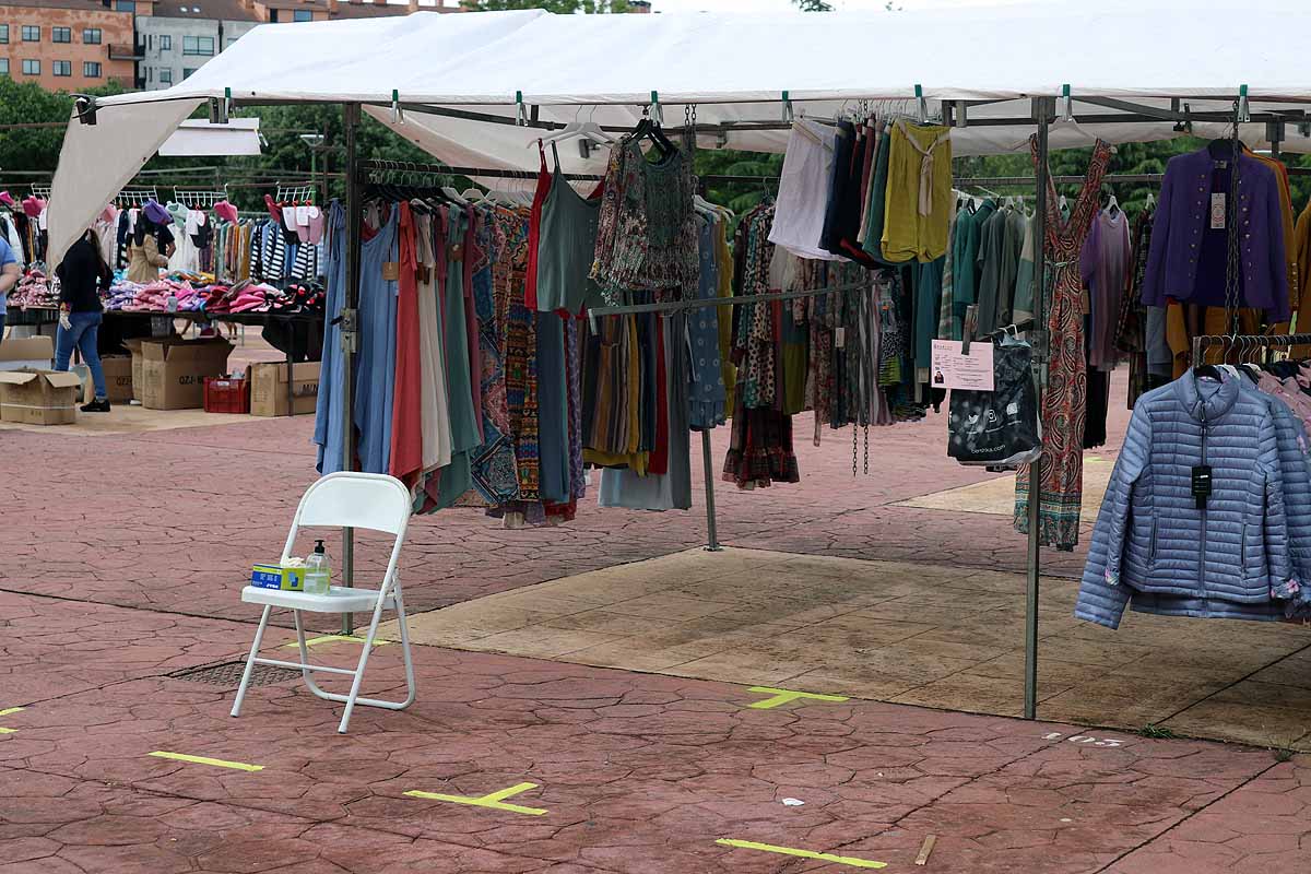 Fotos: Vuelven los mercadillos ambulantes a Burgos con menos puestos de los esperados y poco movimiento de clientes